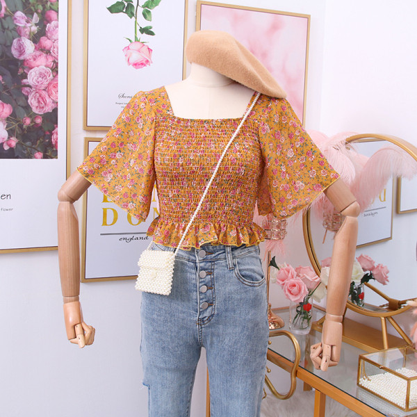 Új modell női blúz szívecskékkel és virágmotívumokkal, szögletes nyakkivágással Karcsú modell