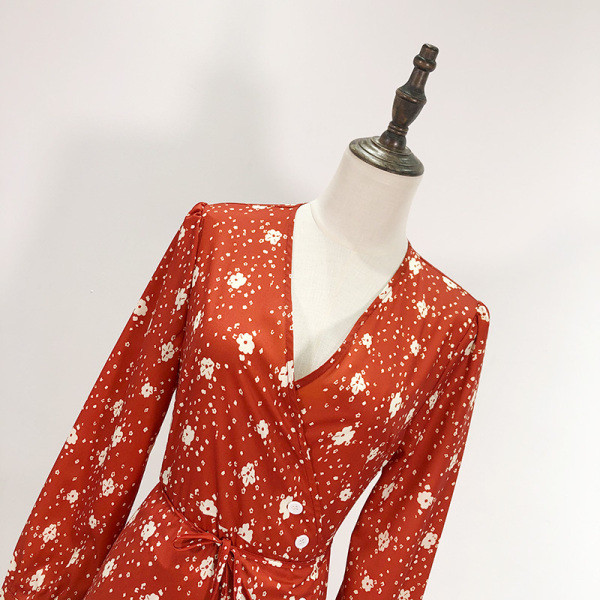 Rövid alkalmi ruha V-nyakkal és derékkötővel, piros színben