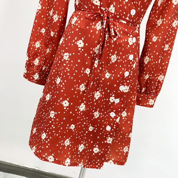 Rövid alkalmi ruha V-nyakkal és derékkötővel, piros színben