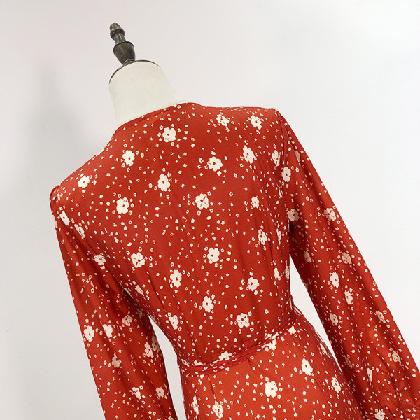 Rövid alkalmi ruha V-nyakkal és derékkötővel, piros színben