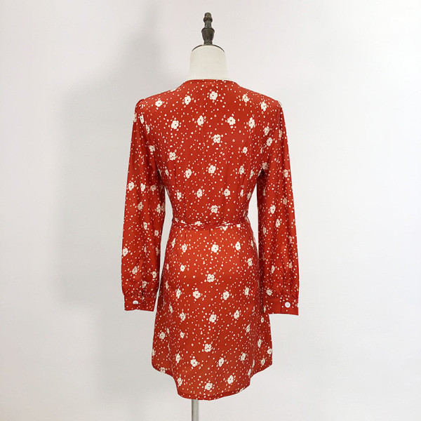 Rövid alkalmi ruha V-nyakkal és derékkötővel, piros színben