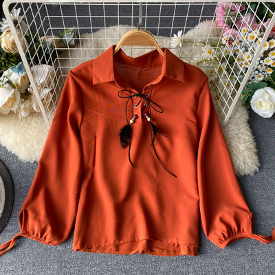 Női ing klasszikus gallérral és tollas keresztkötésekkel