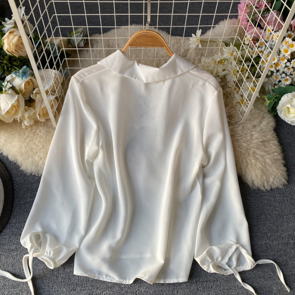 Női ing klasszikus gallérral és tollas keresztkötésekkel