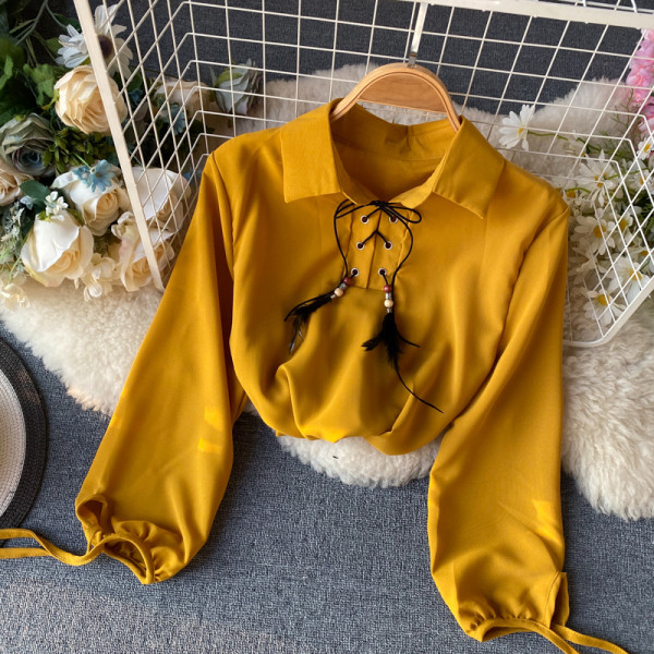 Női ing klasszikus gallérral és tollas keresztkötésekkel