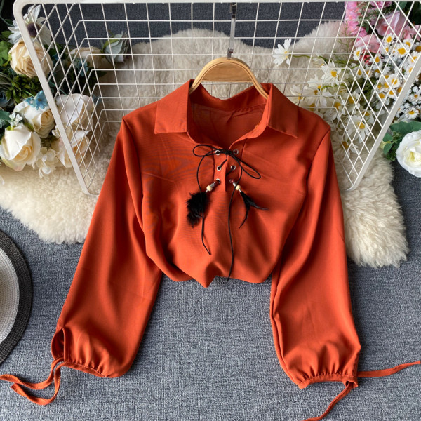 Női ing klasszikus gallérral és tollas keresztkötésekkel