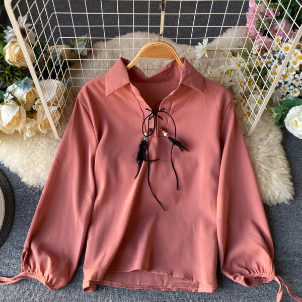 Női ing klasszikus gallérral és tollas keresztkötésekkel