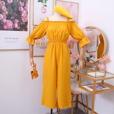 Modern női overall 3/4-es ujjal és csupasz vállakkal piros, fekete, sárga és kék színben