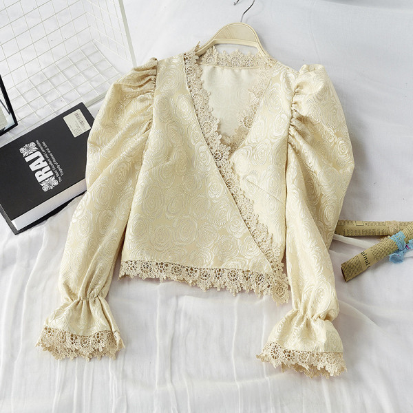 Modern női blúz spitz nyakkivágással és lótusz ujjú fekete és bézs színben