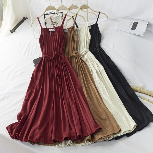 Γυναικείο πλισέ φόρεμα με λεπτούς ιμάντες και ζώνη σε μαύρο, κόκκινο, λευκό και καφέ  χρώμα