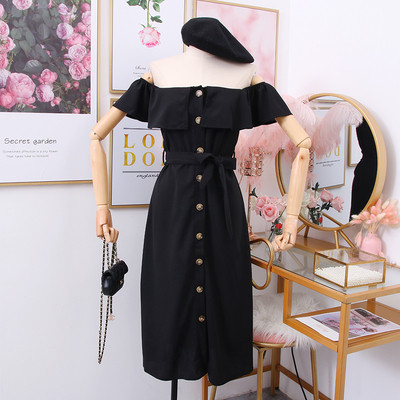 Hétköznapi női ruha csupasz vállakkal, övvel és gombokkal fekete, piros, sárga, zöld és kék színben