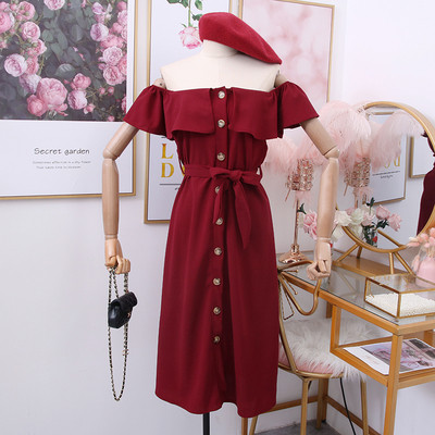 Hétköznapi női ruha csupasz vállakkal, övvel és gombokkal fekete, piros, sárga, zöld és kék színben