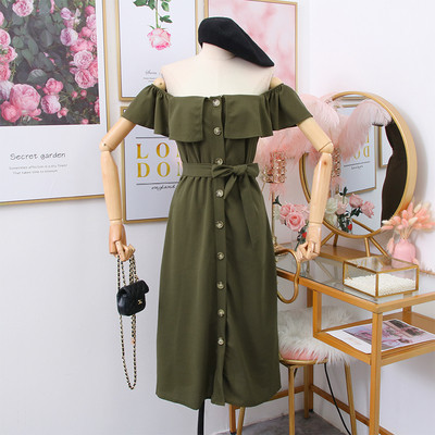 Hétköznapi női ruha csupasz vállakkal, övvel és gombokkal fekete, piros, sárga, zöld és kék színben