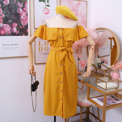 Hétköznapi női ruha csupasz vállakkal, övvel és gombokkal fekete, piros, sárga, zöld és kék színben