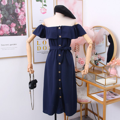 Hétköznapi női ruha csupasz vállakkal, övvel és gombokkal fekete, piros, sárga, zöld és kék színben