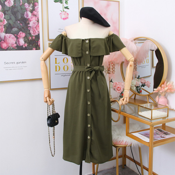 Hétköznapi női ruha csupasz vállakkal, övvel és gombokkal fekete, piros, sárga, zöld és kék színben