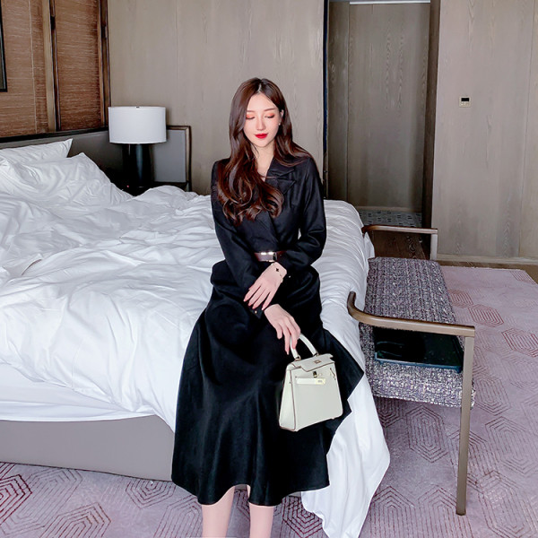 Stílusos női téli ruha spitz nyakkivágással és hosszú ujjú fekete színben