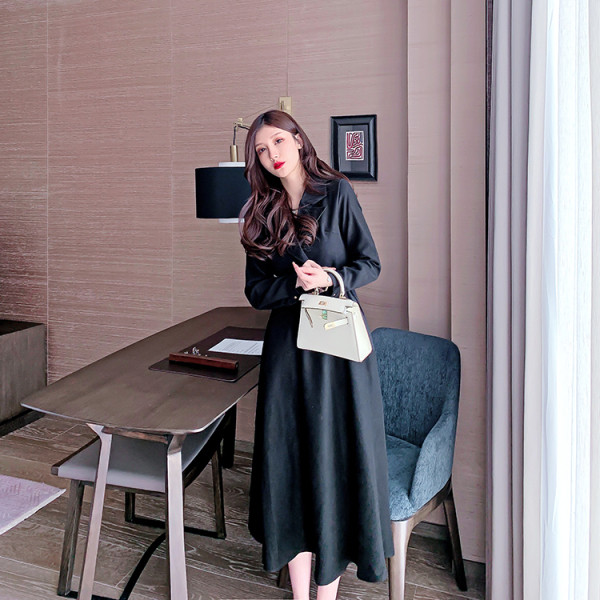 Stílusos női téli ruha spitz nyakkivágással és hosszú ujjú fekete színben