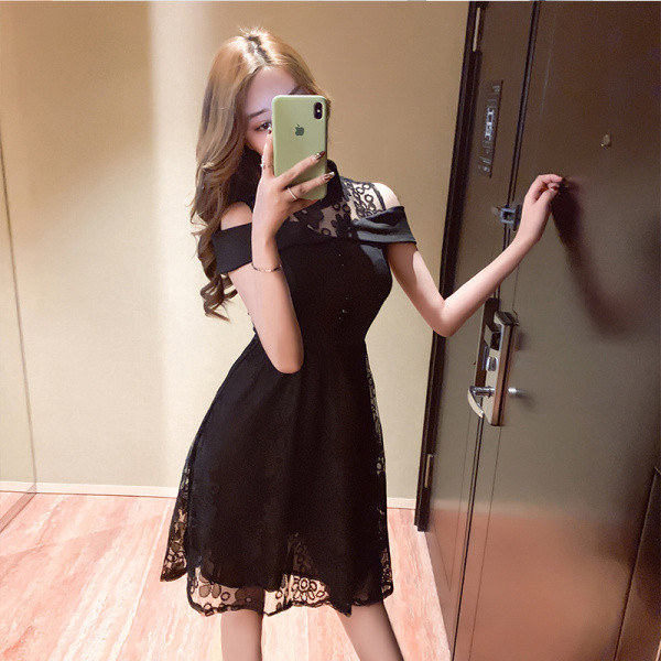 Rochie eleganta cu dantela neagra cu guler polo si umerii goi