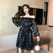 Modern női ruha modell csupasz váll és derékkötővel fehér, rózsaszín és fekete színben