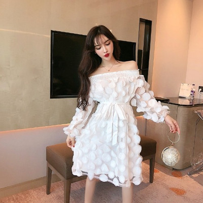 Modern női ruha modell csupasz váll és derékkötővel fehér, rózsaszín és fekete színben