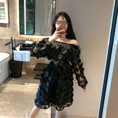 Modern női ruha modell csupasz váll és derékkötővel fehér, rózsaszín és fekete színben