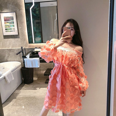 Modern női ruha modell csupasz váll és derékkötővel fehér, rózsaszín és fekete színben