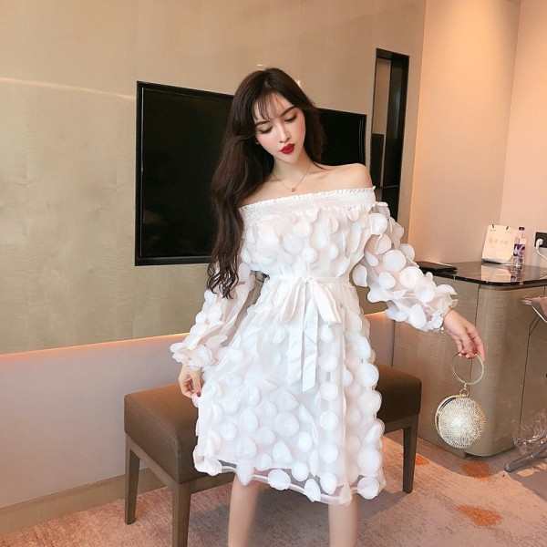 Modern női ruha modell csupasz váll és derékkötővel fehér, rózsaszín és fekete színben