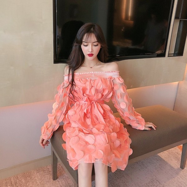 Modern női ruha modell csupasz váll és derékkötővel fehér, rózsaszín és fekete színben