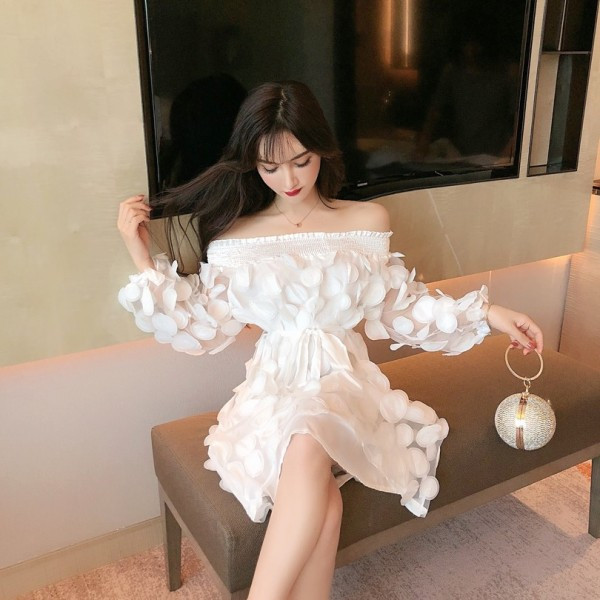 Modern női ruha modell csupasz váll és derékkötővel fehér, rózsaszín és fekete színben