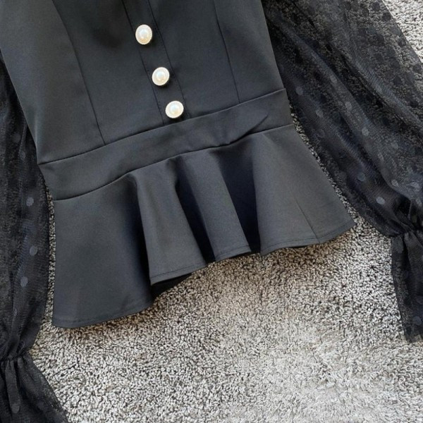 Bluză de damă elegantă cu mâneci lotus și nasturi în alb-negru