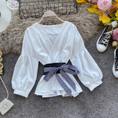 Stílusos női blúz széles ujjú, spitz nyakkivágással és övvel fekete, kék és fehér színben