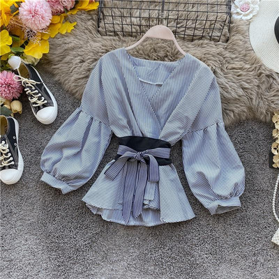 Stílusos női blúz széles ujjú, spitz nyakkivágással és övvel fekete, kék és fehér színben