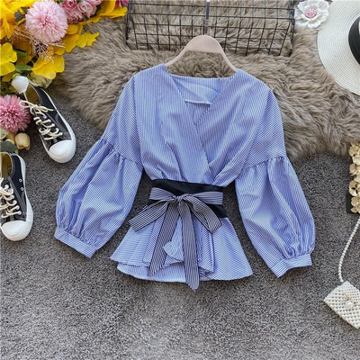 Stílusos női blúz széles ujjú, spitz nyakkivágással és övvel fekete, kék és fehér színben