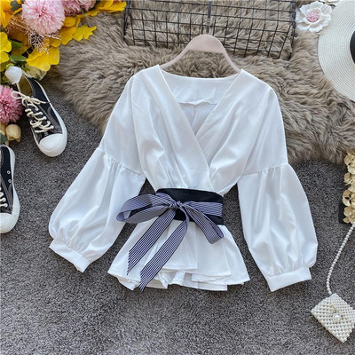 Stílusos női blúz széles ujjú, spitz nyakkivágással és övvel fekete, kék és fehér színben