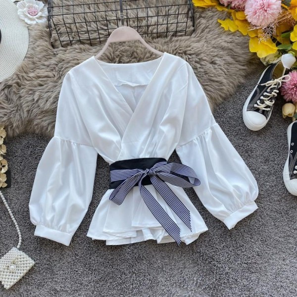 Stílusos női blúz széles ujjú, spitz nyakkivágással és övvel fekete, kék és fehér színben