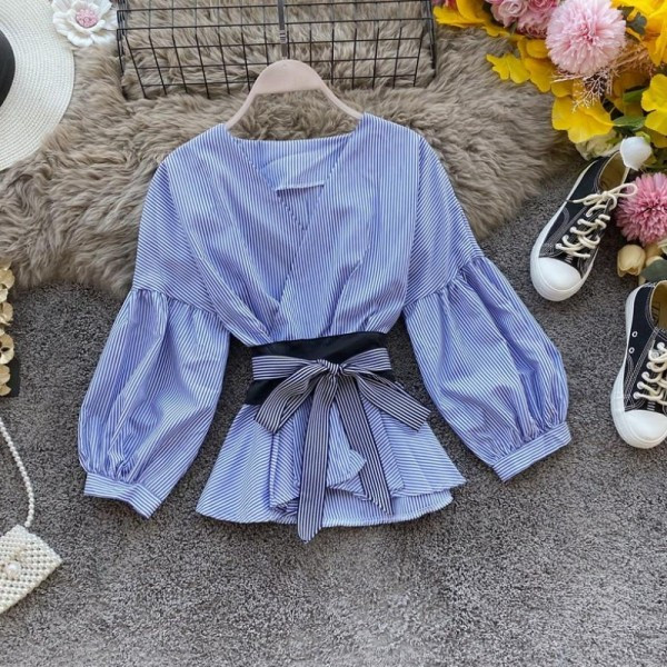 Stílusos női blúz széles ujjú, spitz nyakkivágással és övvel fekete, kék és fehér színben