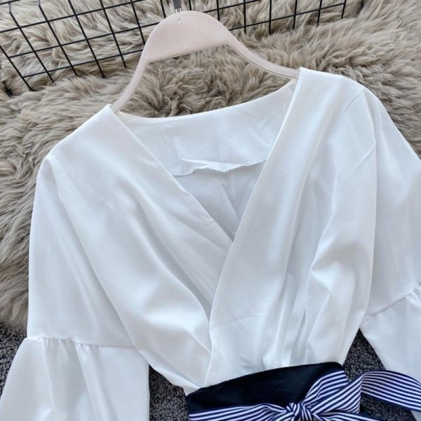 Stílusos női blúz széles ujjú, spitz nyakkivágással és övvel fekete, kék és fehér színben