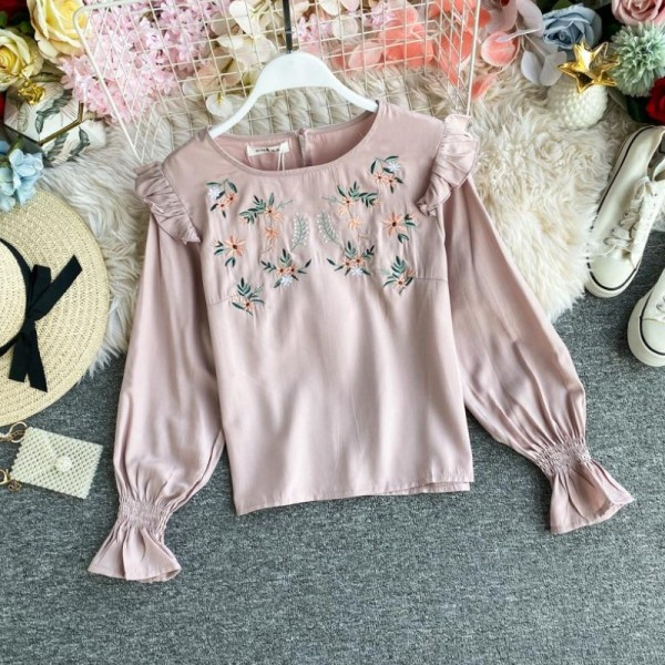 Modern női blúz ovális nyakkivágással és kék, rózsaszín, fehér és sárga hímzéssel