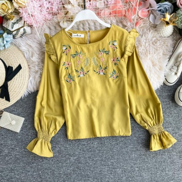 Modern női blúz ovális nyakkivágással és kék, rózsaszín, fehér és sárga hímzéssel