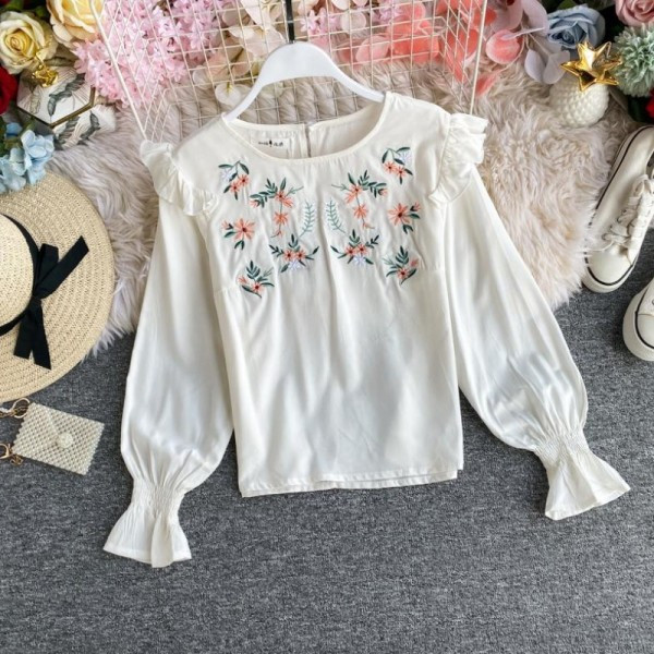 Modern női blúz ovális nyakkivágással és kék, rózsaszín, fehér és sárga hímzéssel