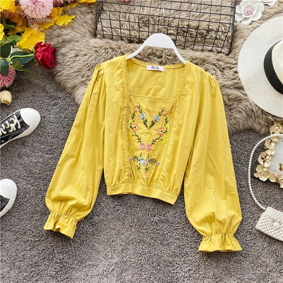 Aktuális női blúz szögletes nyakkivágással és sárga, kék és rózsaszín hímzéssel