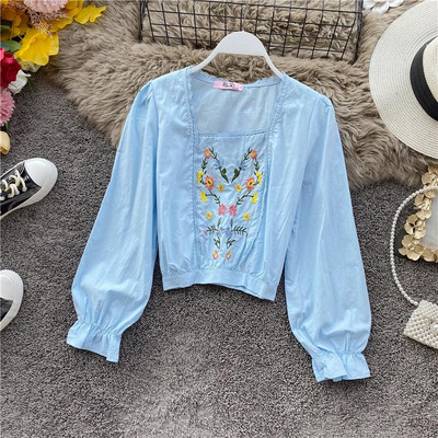 Aktuális női blúz szögletes nyakkivágással és sárga, kék és rózsaszín hímzéssel