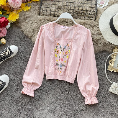 Aktuális női blúz szögletes nyakkivágással és sárga, kék és rózsaszín hímzéssel