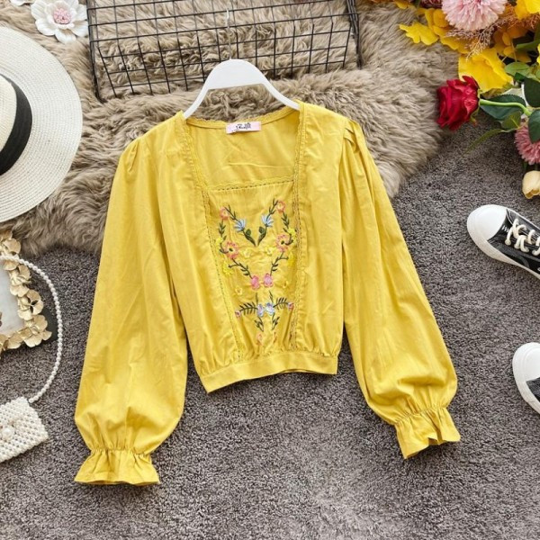 Aktuális női blúz szögletes nyakkivágással és sárga, kék és rózsaszín hímzéssel