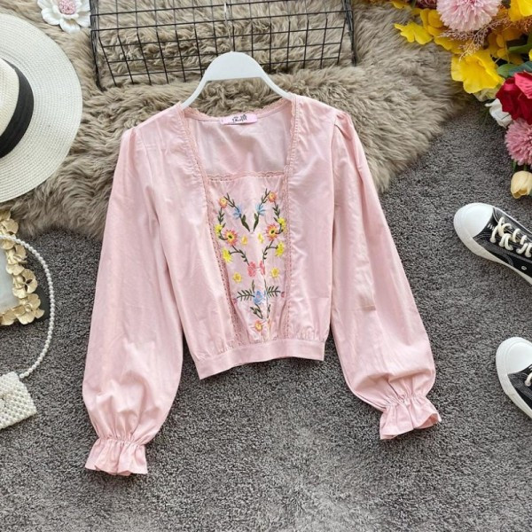 Aktuális női blúz szögletes nyakkivágással és sárga, kék és rózsaszín hímzéssel