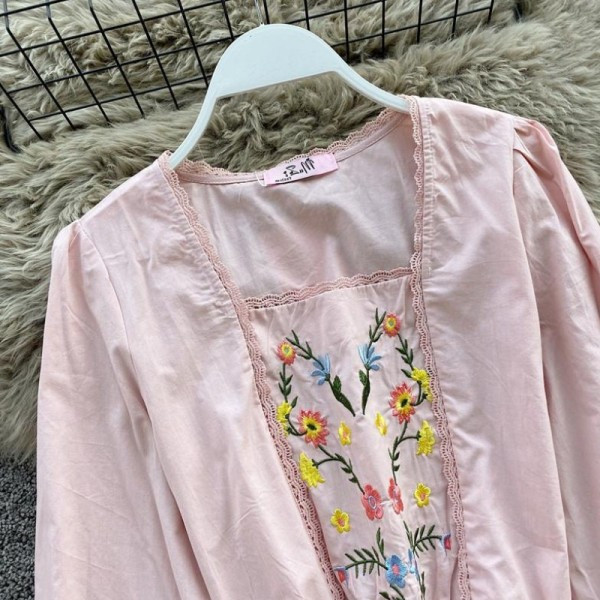 Aktuális női blúz szögletes nyakkivágással és sárga, kék és rózsaszín hímzéssel