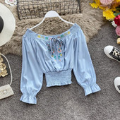 Új modell női blúz csónakos nyakkivágással, nyakkendőkkel és kék hímzéssel