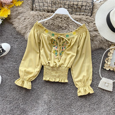 Új modell női blúz csónakos nyakkivágással, nyakkendőkkel és kék hímzéssel