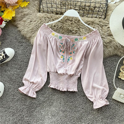 Új modell női blúz csónakos nyakkivágással, nyakkendőkkel és kék hímzéssel