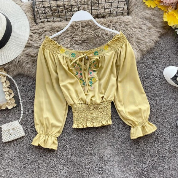 Új modell női blúz csónakos nyakkivágással, nyakkendőkkel és kék hímzéssel